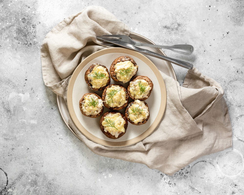 פטריות ממולאות בקינואה ופסטו עם פרמזן