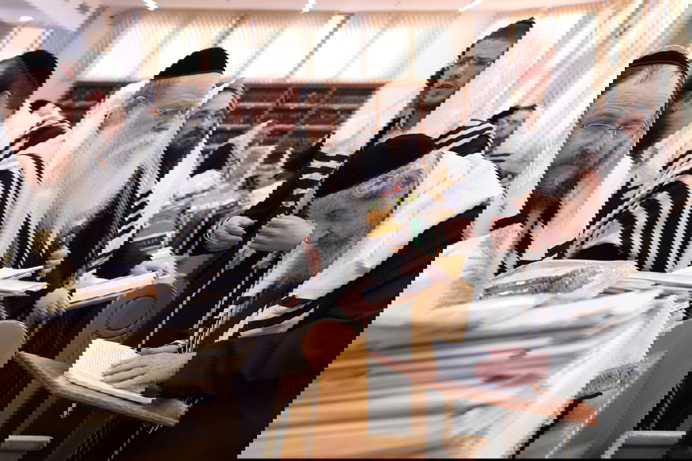 תיעוד: ראשי ישיבת סלבודקא בתפילת החג