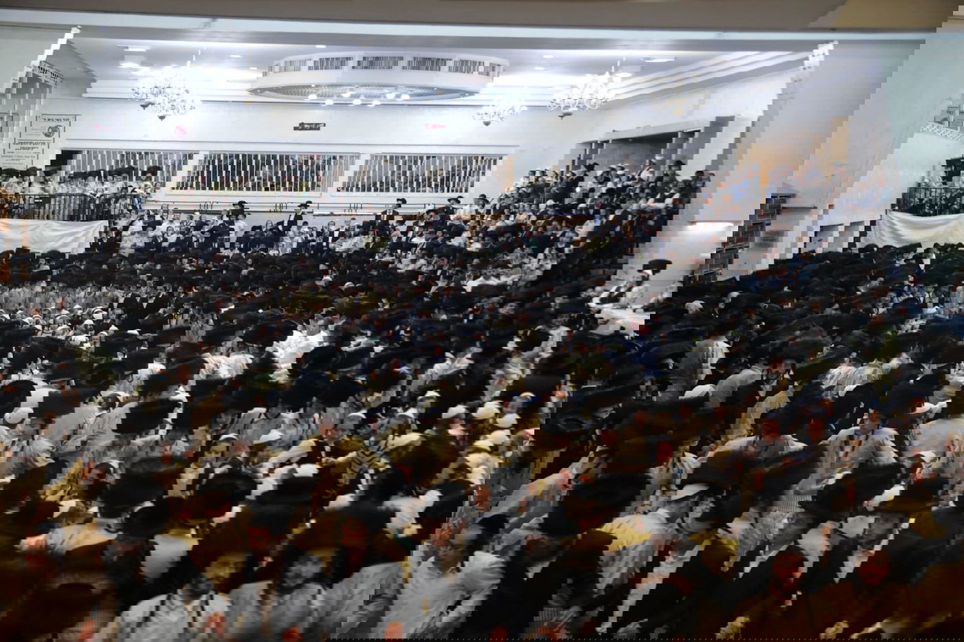 שמחת בית השואבה בתולדות אהרן, אמש