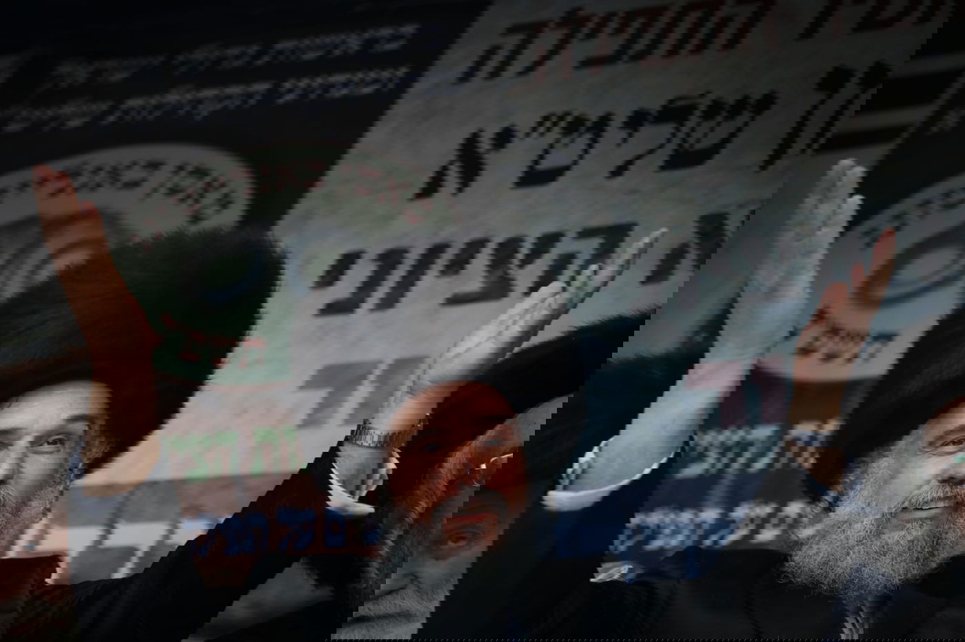 צפו: תוקף השוטר לווה בתהלוכה ובריקודים