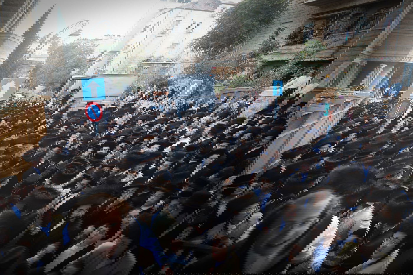 צפו: תוקף השוטר לווה בתהלוכה ובריקודים