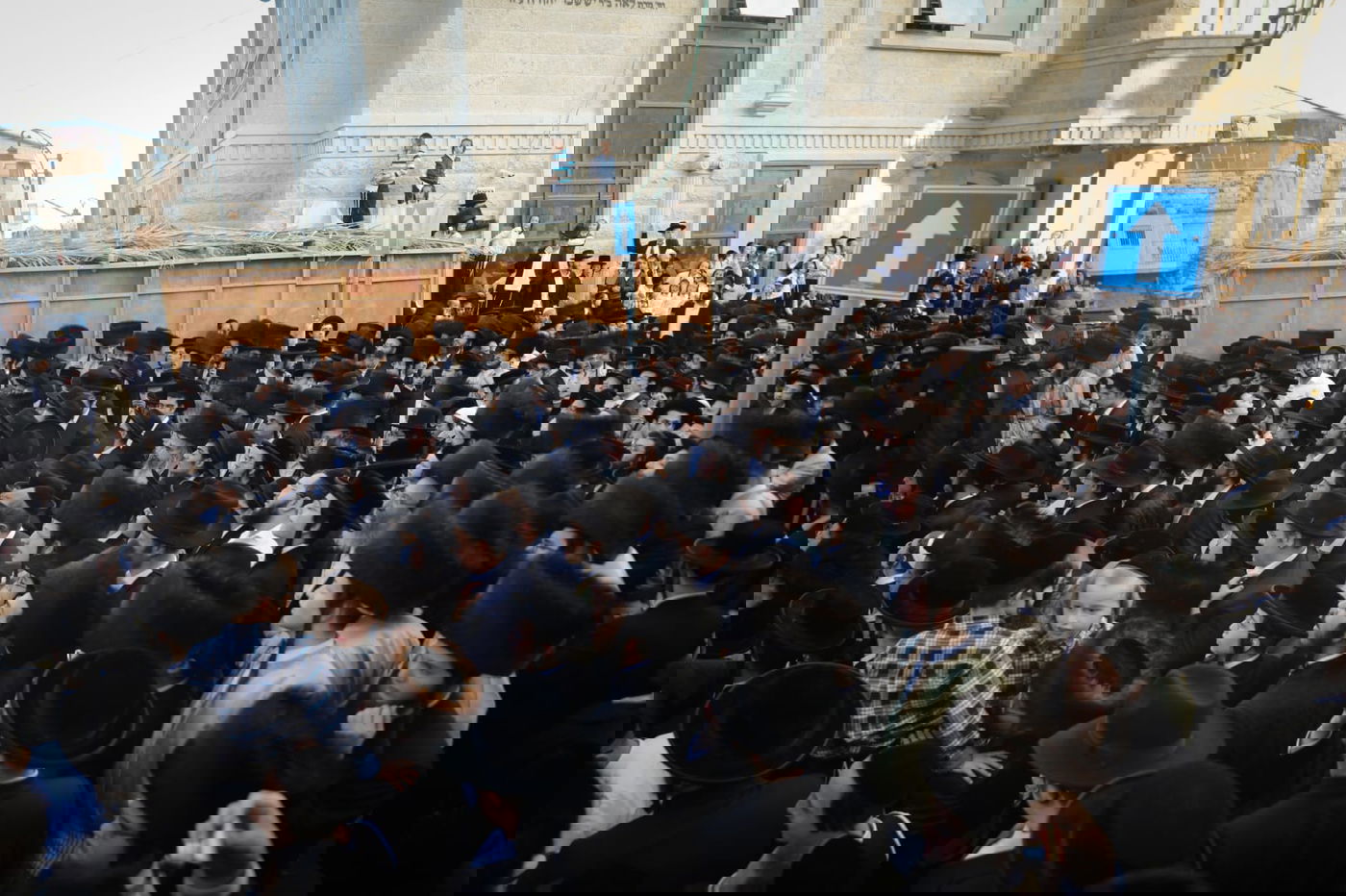 צפו: תוקף השוטר לווה בתהלוכה ובריקודים