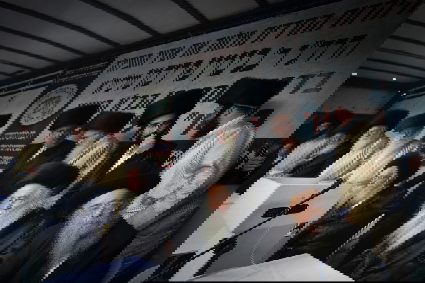 צפו: תוקף השוטר לווה בתהלוכה ובריקודים