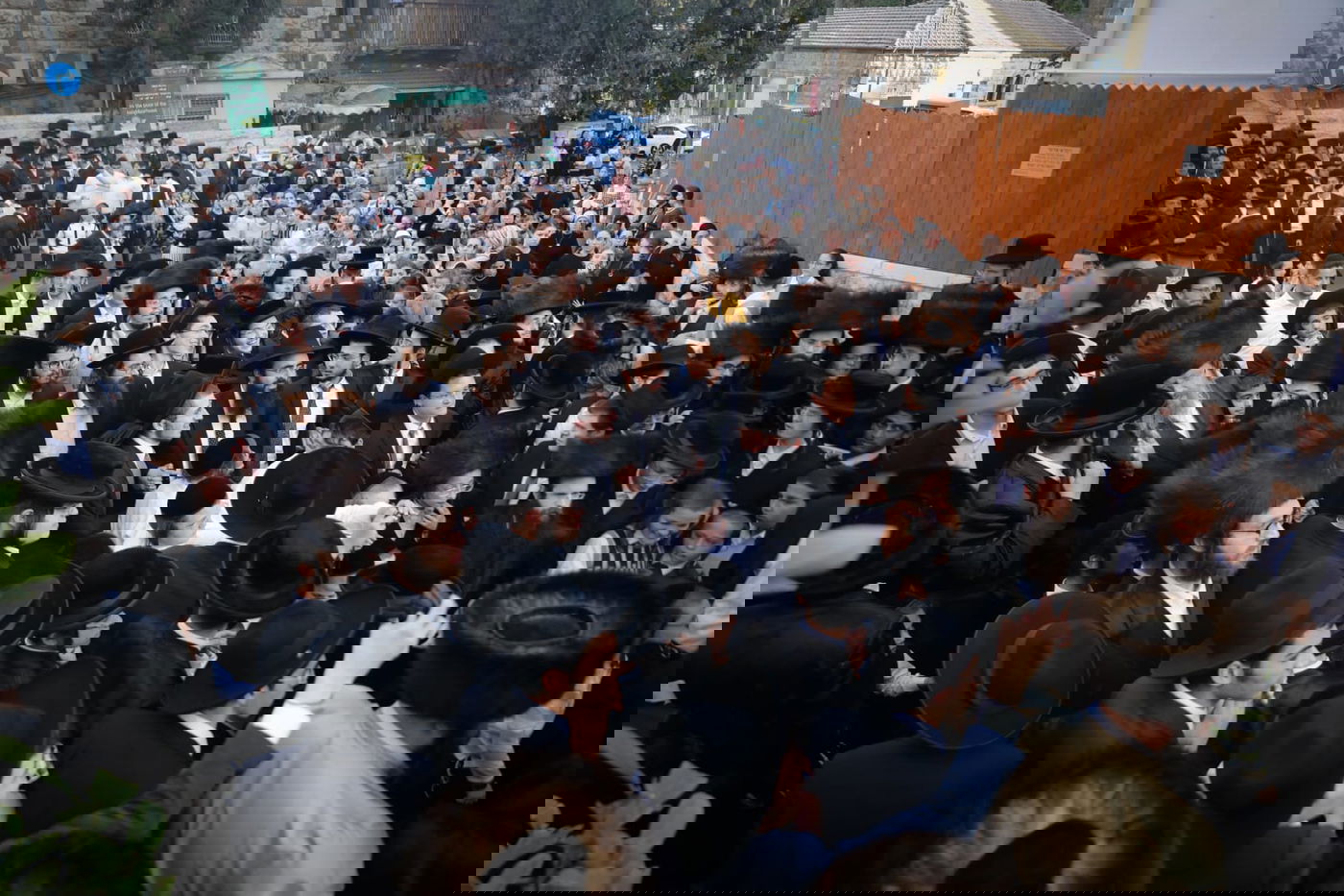 צפו: תוקף השוטר לווה בתהלוכה ובריקודים