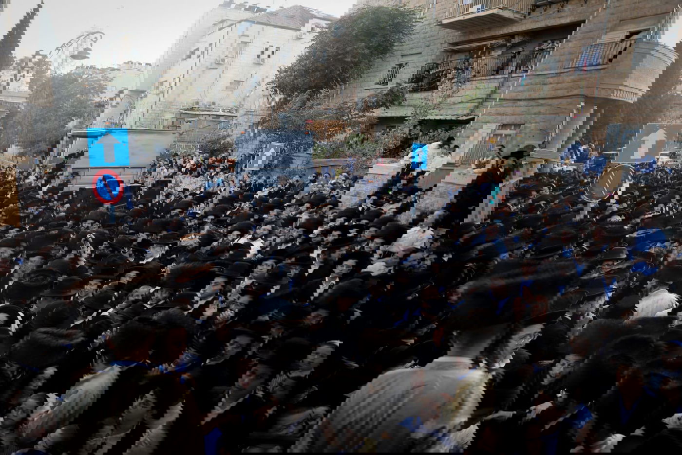 צפו: תוקף השוטר לווה בתהלוכה ובריקודים