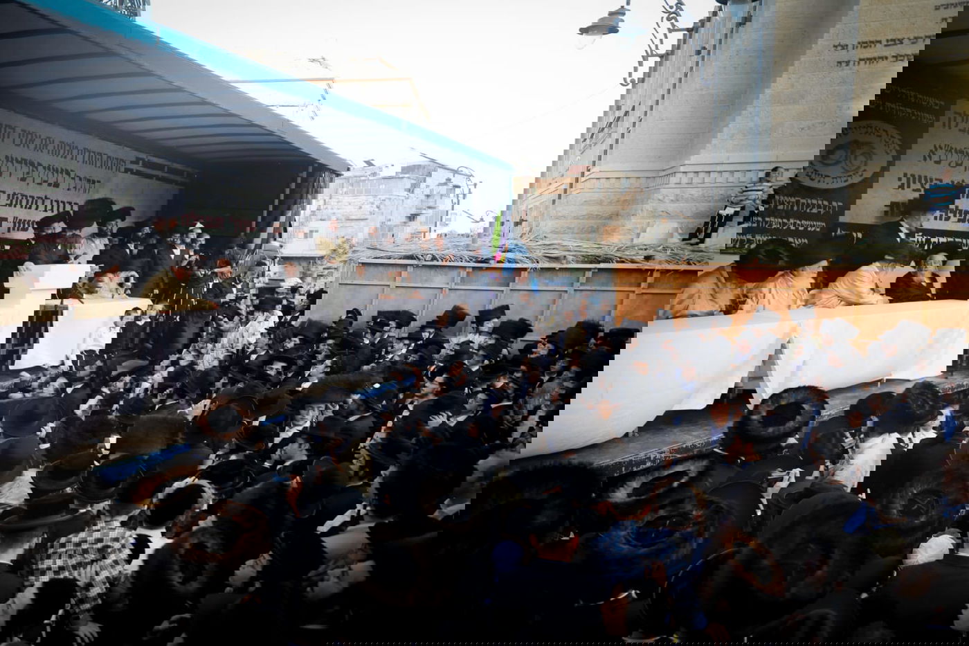 צפו: תוקף השוטר לווה בתהלוכה ובריקודים