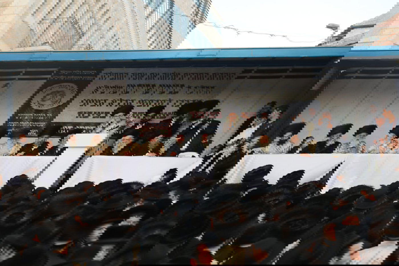 צפו: תוקף השוטר לווה בתהלוכה ובריקודים