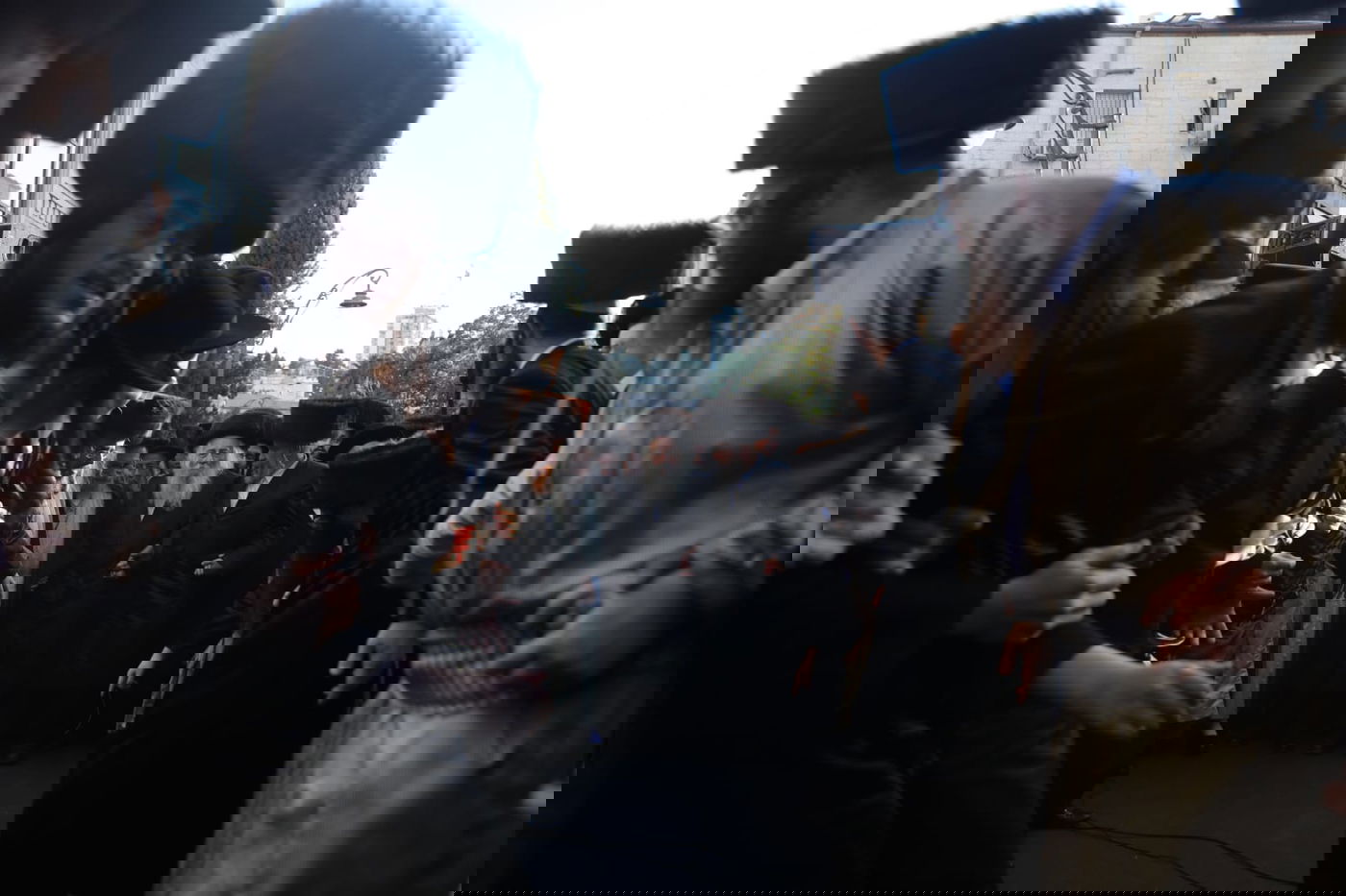 צפו: תוקף השוטר לווה בתהלוכה ובריקודים