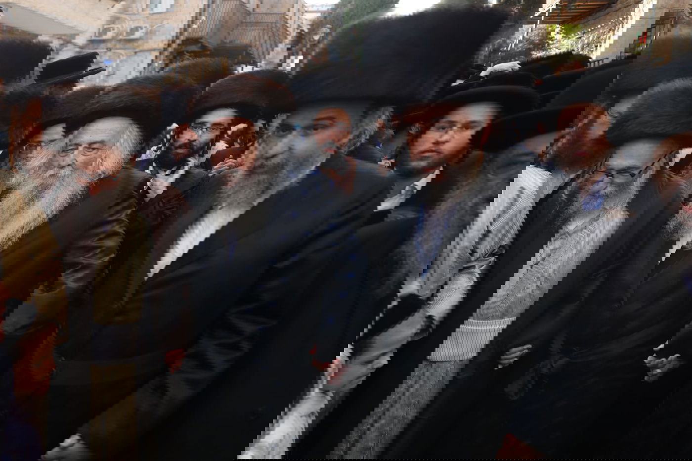 צפו: תוקף השוטר לווה בתהלוכה ובריקודים