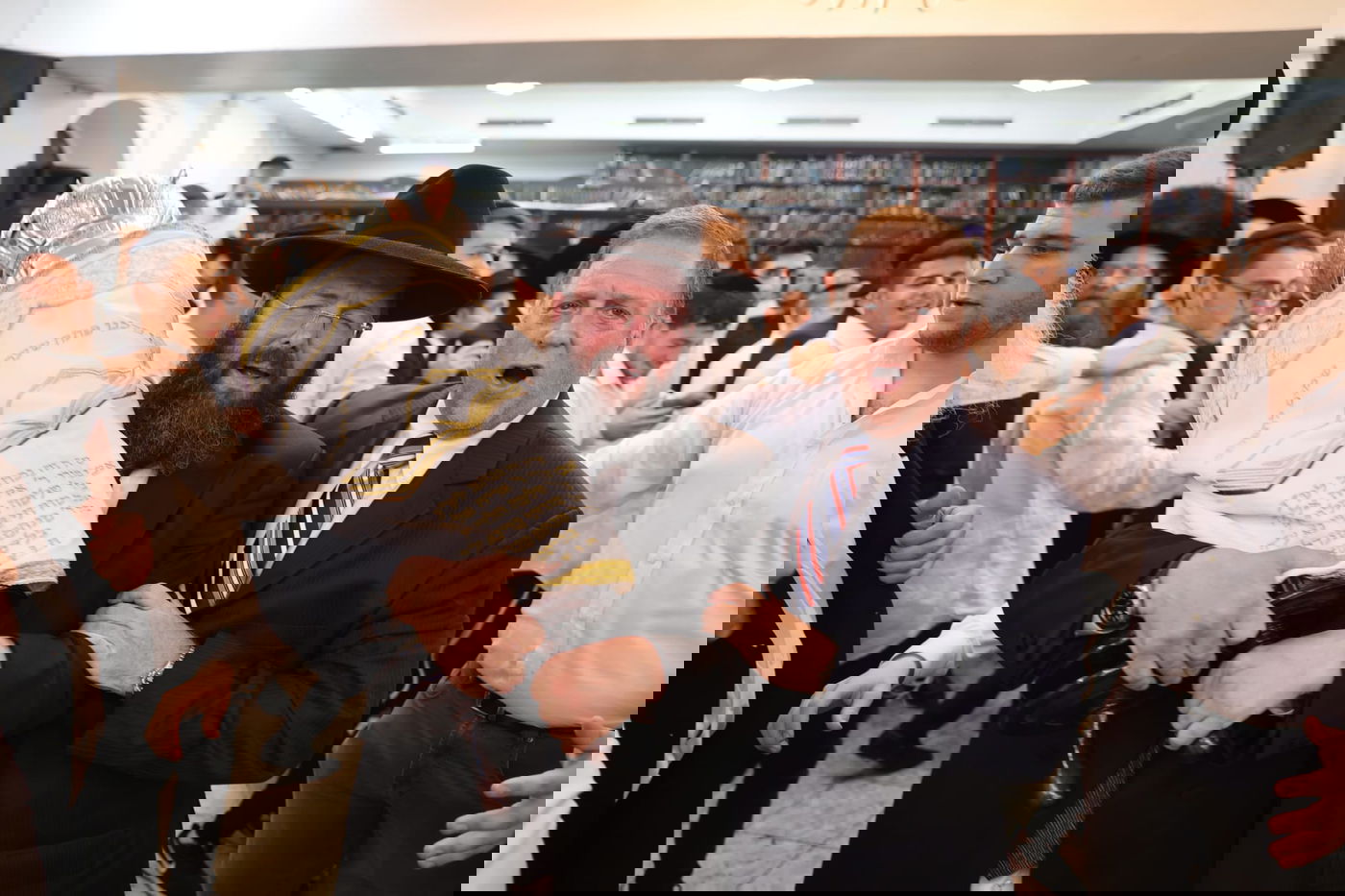 ישיבת רש"י: הכנסת ס"ת ושמחת בית השואבה