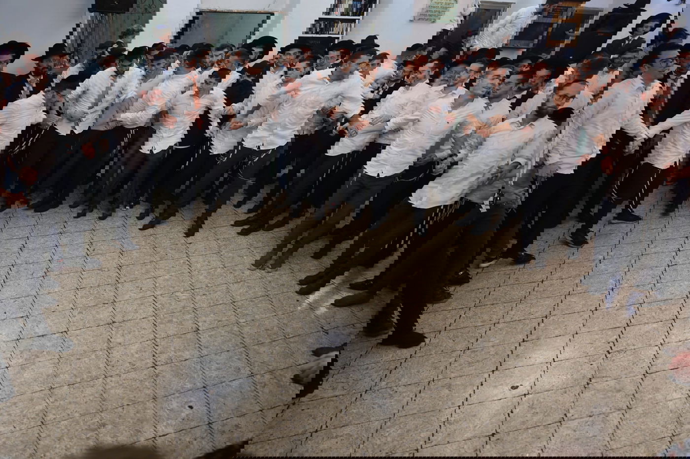 ישיבת רש"י: הכנסת ס"ת ושמחת בית השואבה