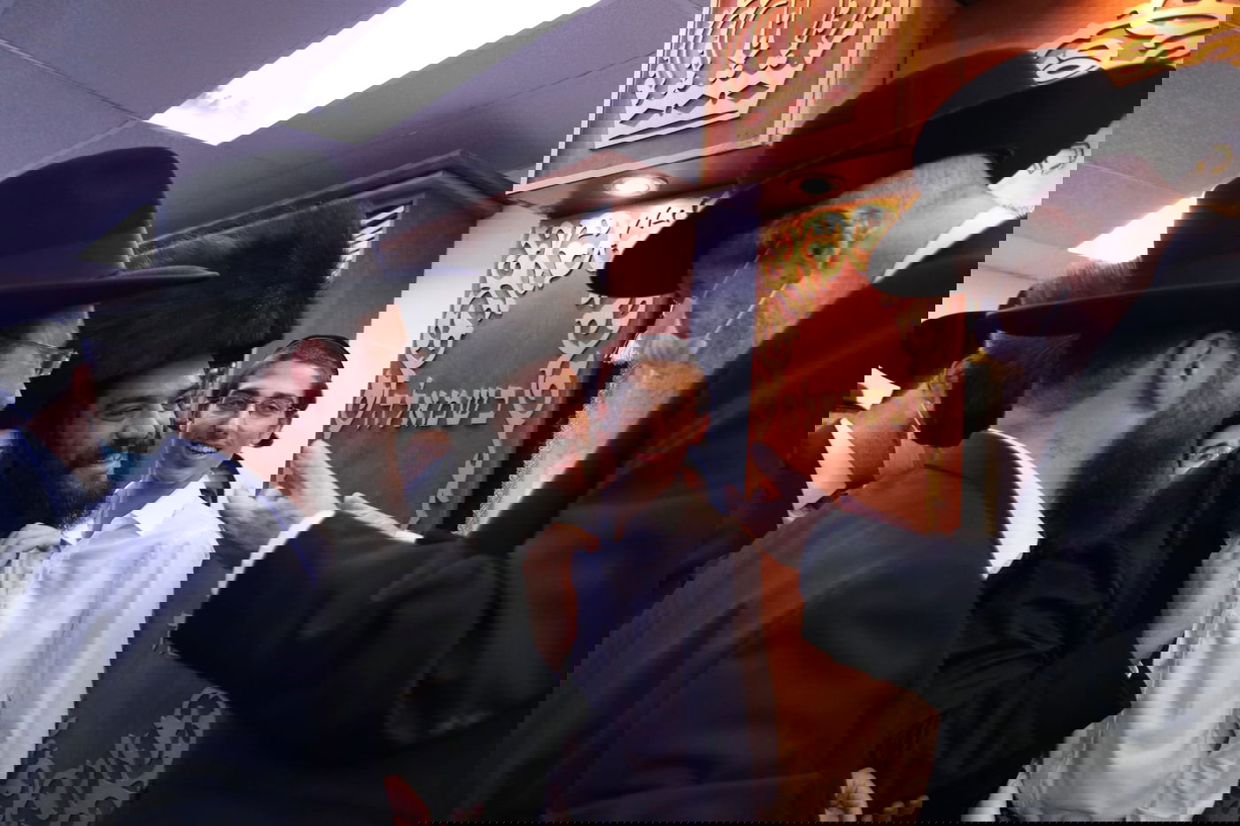 כשהגר"ד לנדו רקד עם המקל • צפו בתיעוד