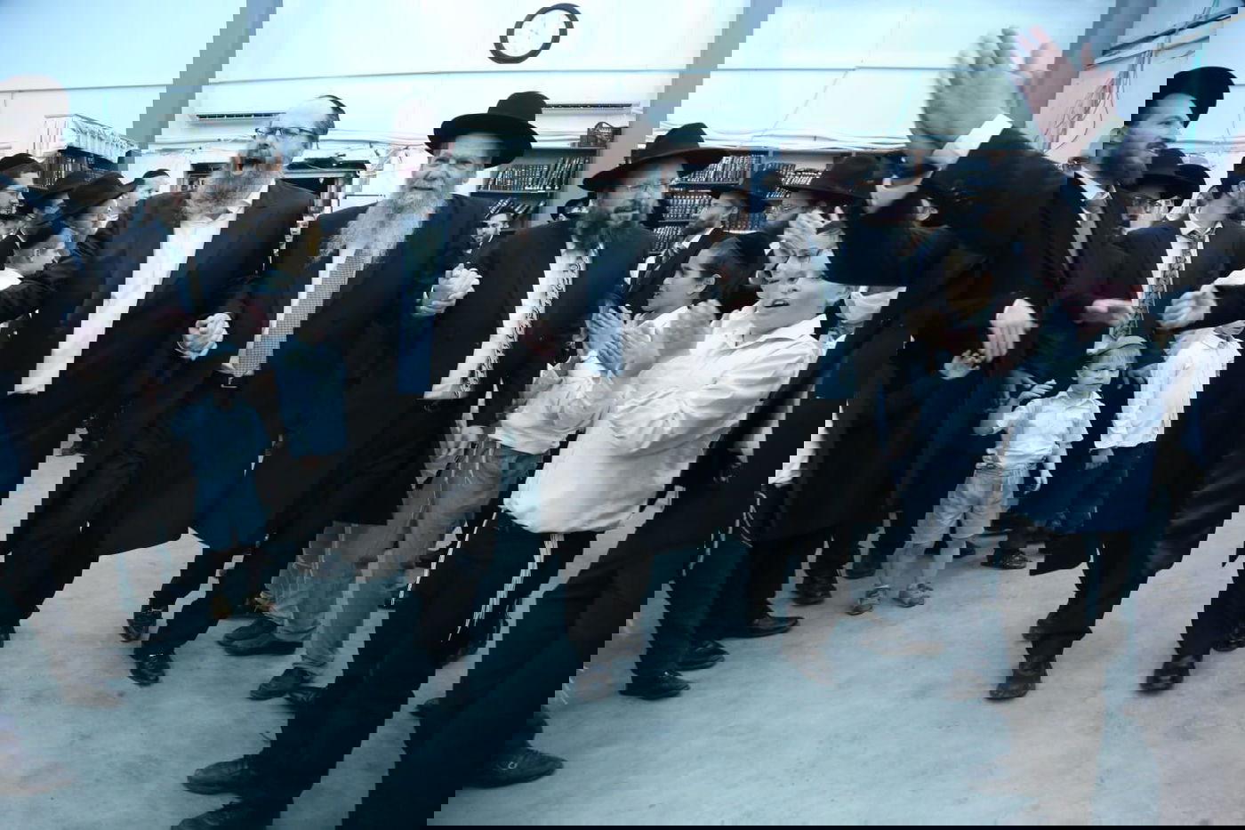 בראשות הגרמ"ש: קהילת 'נחלת יעקב' בשמחת חג