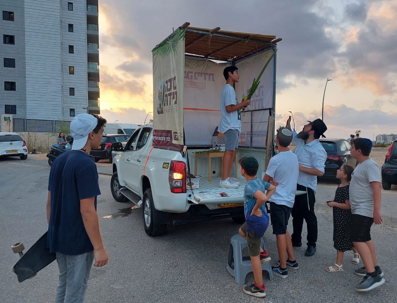 כל הארץ לולב: תיעוד מרגש מהנענועים של עמך בית ישראל