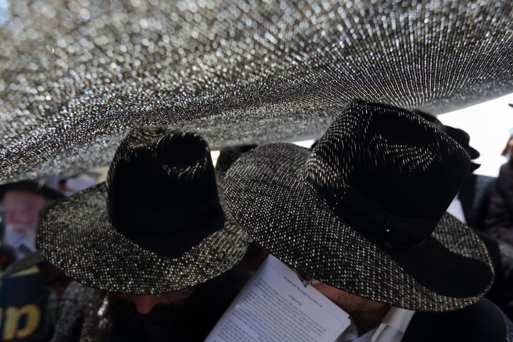 אבות עם כותנות עור וכובעים מ... ארנבים