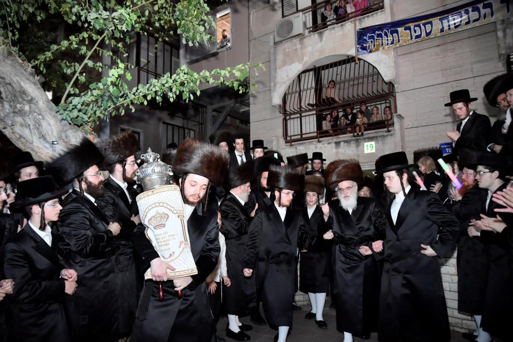 בויז'ניץ חגגו הכנסת ספר תורה חדש ושמחת בית השואבה