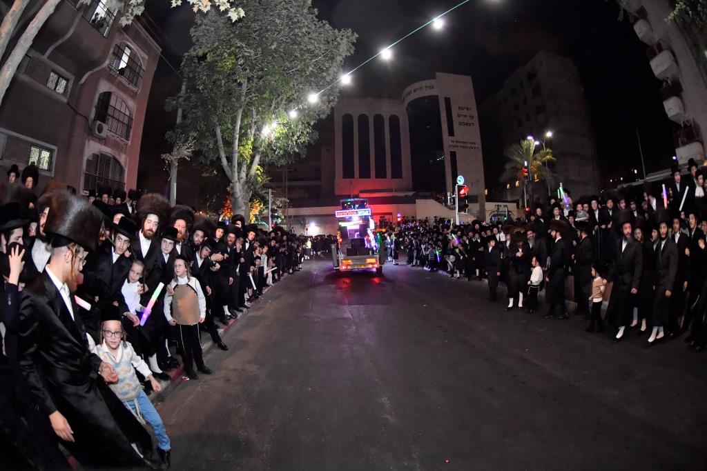 בויז'ניץ חגגו הכנסת ספר תורה חדש ושמחת בית השואבה