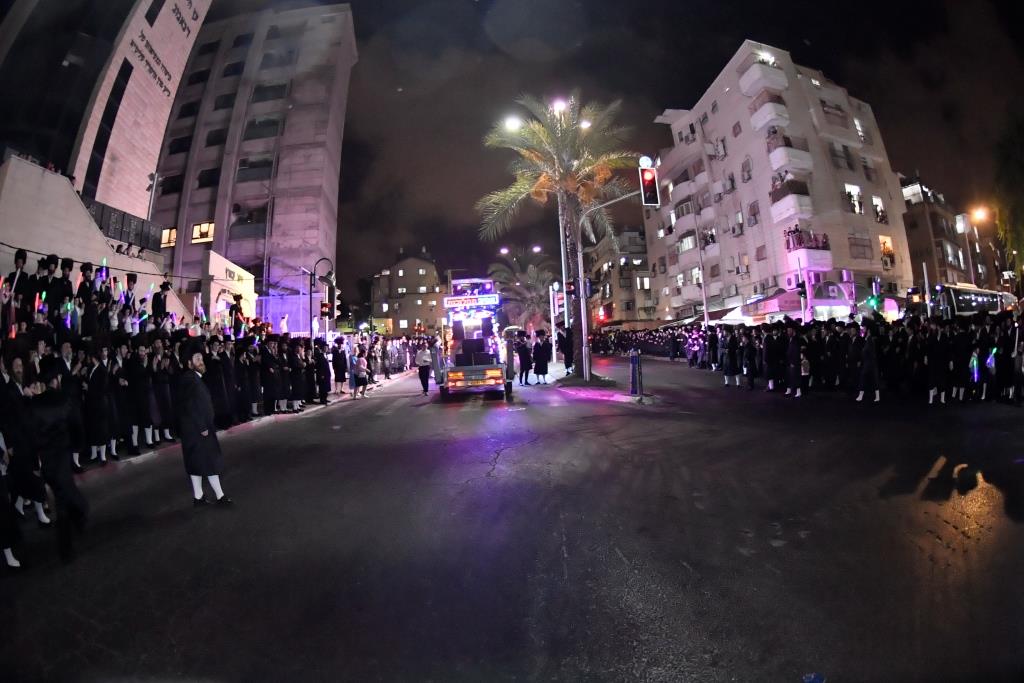 בויז'ניץ חגגו הכנסת ספר תורה חדש ושמחת בית השואבה