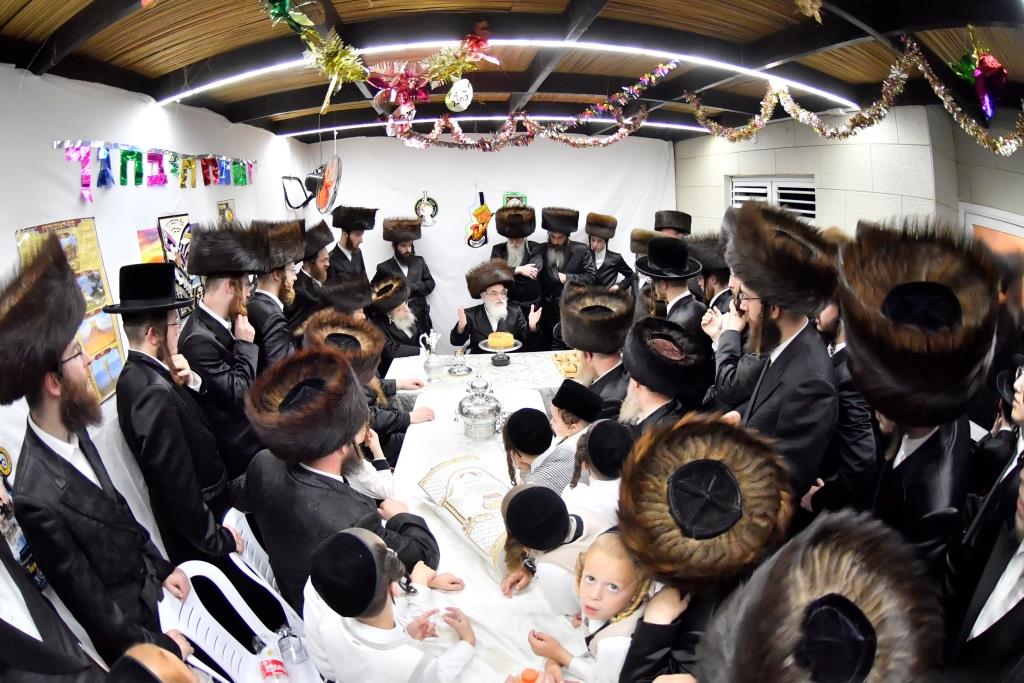 בויז'ניץ חגגו הכנסת ספר תורה חדש ושמחת בית השואבה