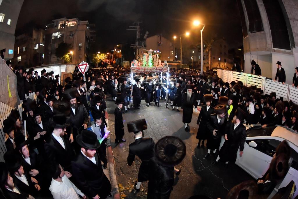 בויז'ניץ חגגו הכנסת ספר תורה חדש ושמחת בית השואבה