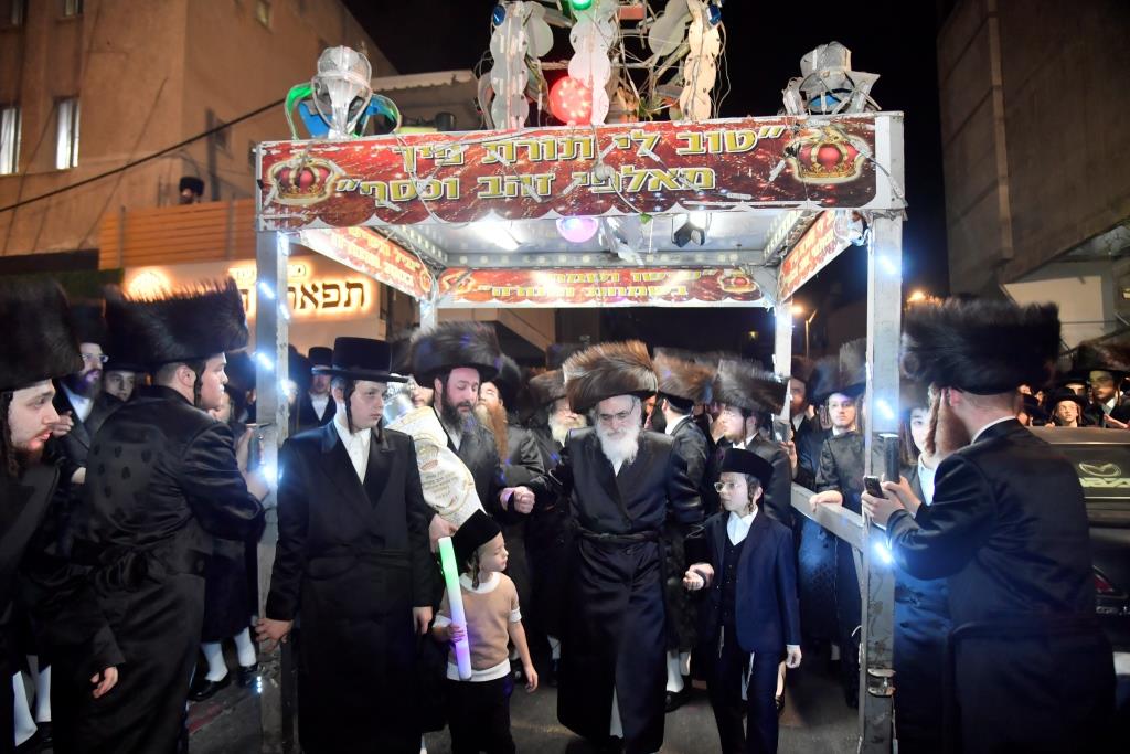 בויז'ניץ חגגו הכנסת ספר תורה חדש ושמחת בית השואבה