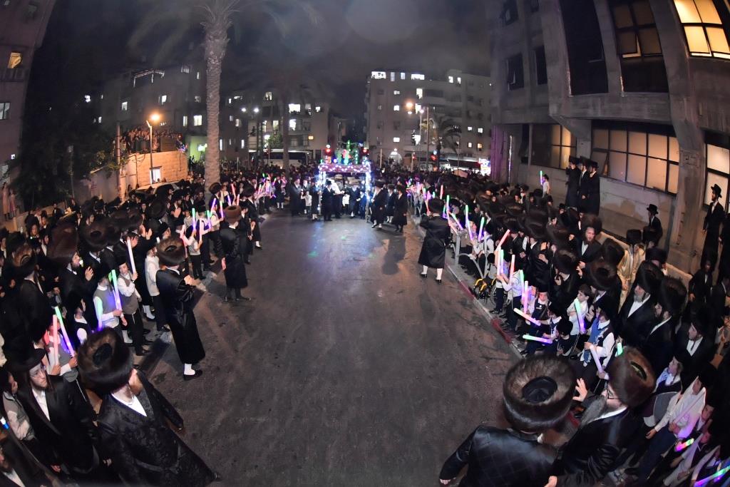 בויז'ניץ חגגו הכנסת ספר תורה חדש ושמחת בית השואבה