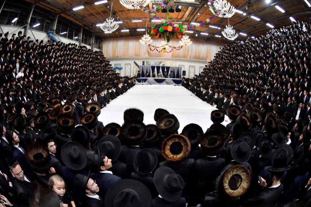 בויז'ניץ חגגו הכנסת ספר תורה חדש ושמחת בית השואבה