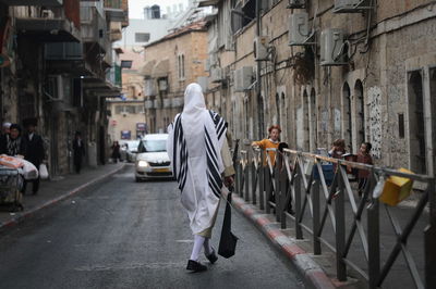 מאה שערים, בערב שבת