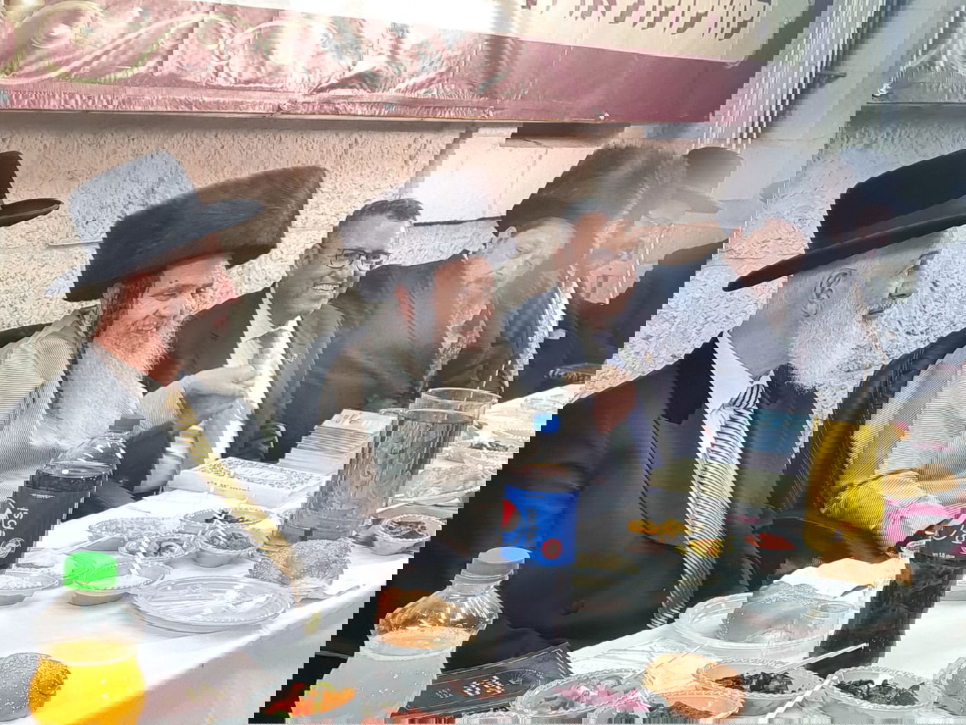 בהשתתפות ידוענים: חגיגה בסוכת הענק של הרב ארוש