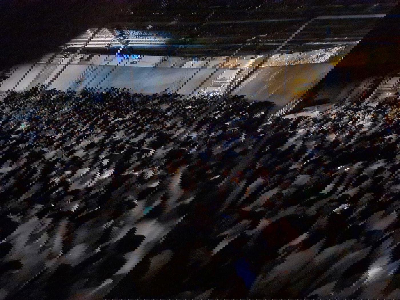 בהשתתפות ידוענים: חגיגה בסוכת הענק של הרב ארוש