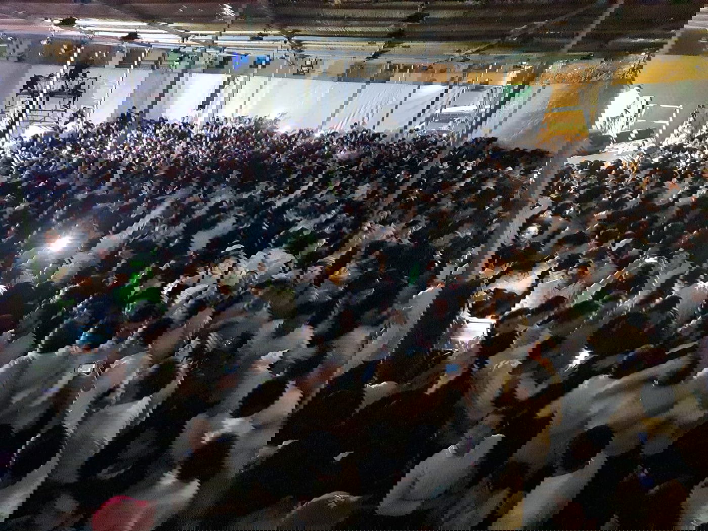 בהשתתפות ידוענים: חגיגה בסוכת הענק של הרב ארוש