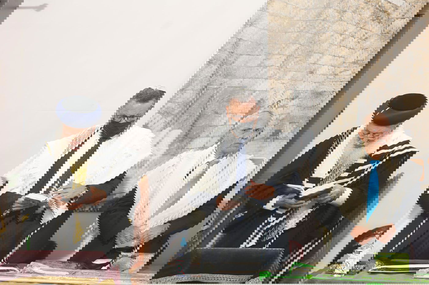 בסוכה: הראש"ל הגר"ש עמאר בנטילת לולב