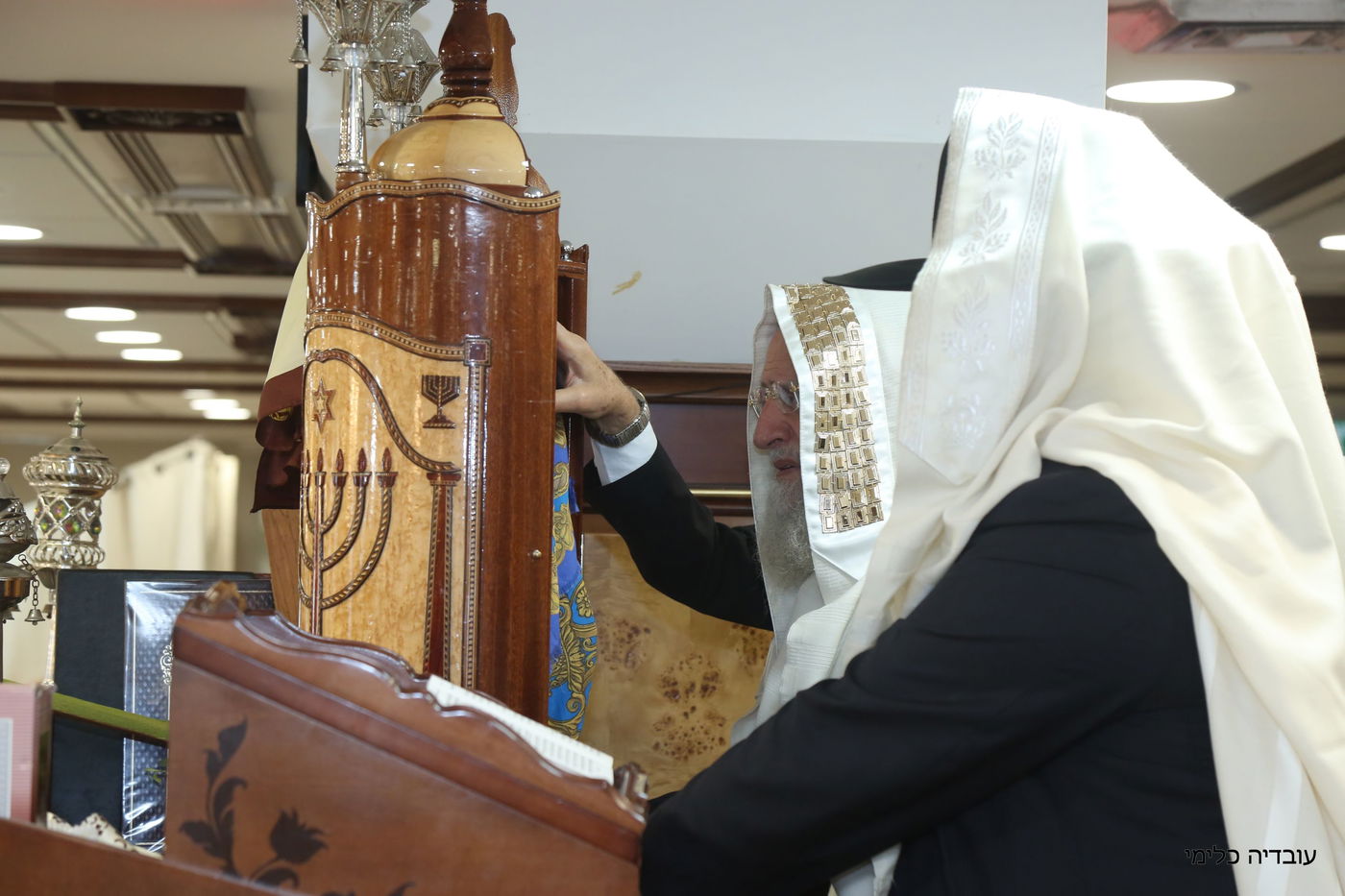 תיעוד מיוחד: הגר"ר אלבז בנטילת ד' המינים