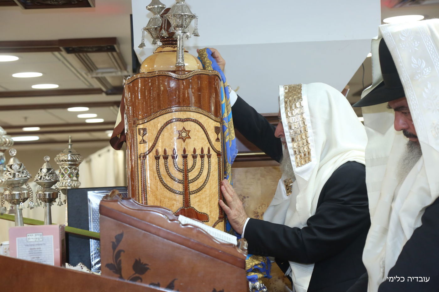 תיעוד מיוחד: הגר"ר אלבז בנטילת ד' המינים