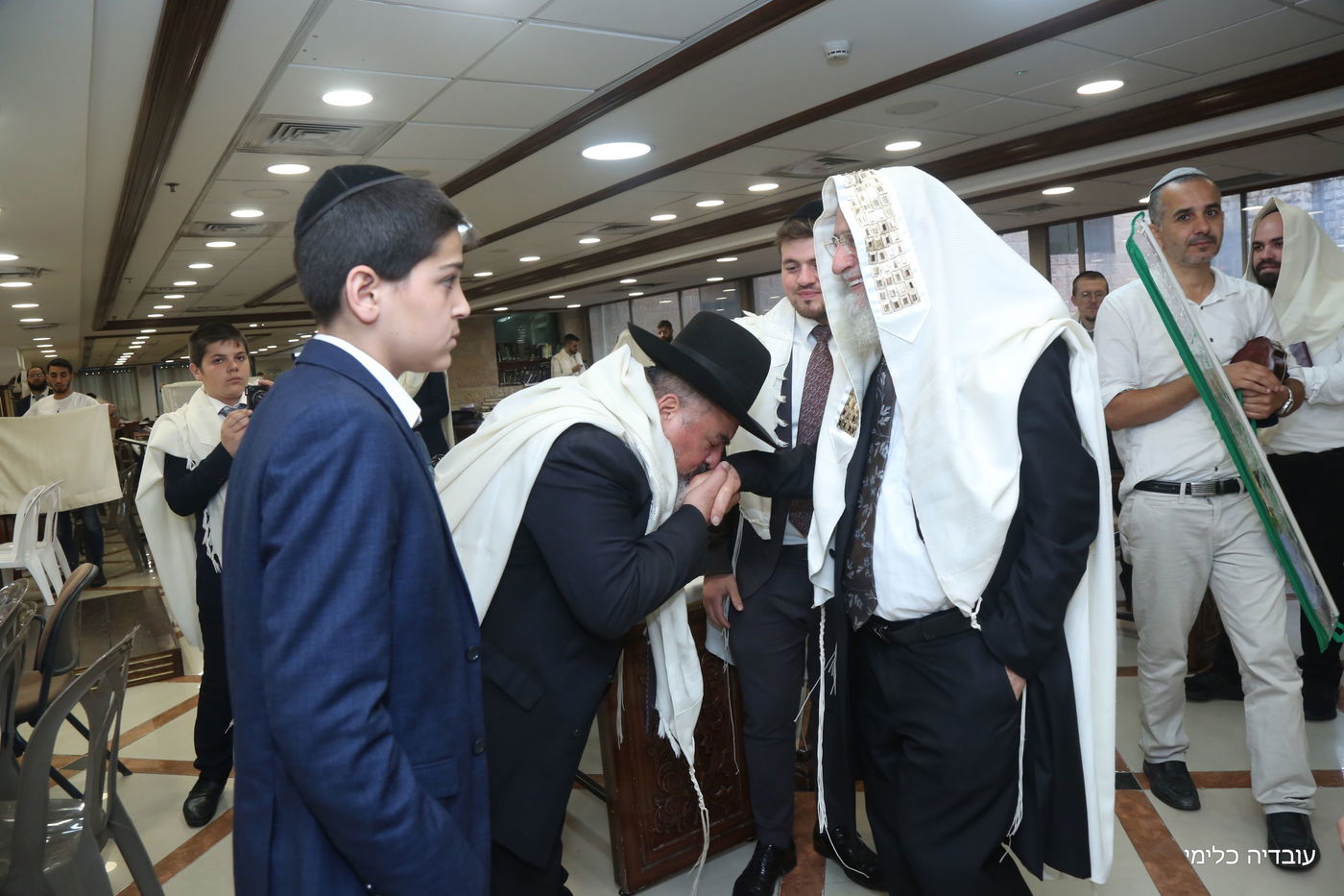 תיעוד מיוחד: הגר"ר אלבז בנטילת ד' המינים