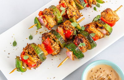 שיפודי עוף וירקות