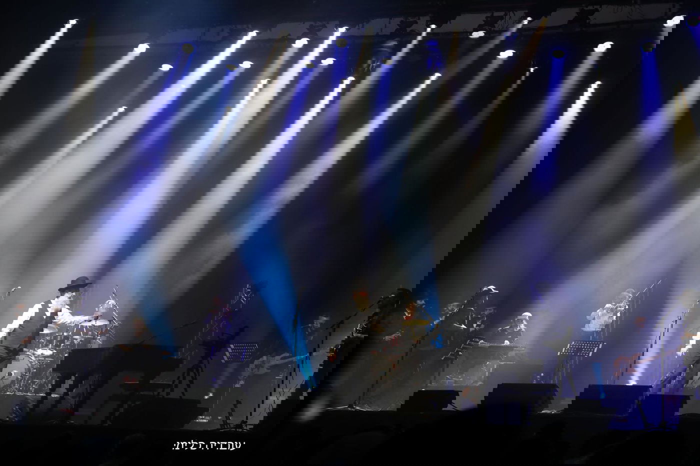 שולי רנד "עקר הרים" יחד עם בחורי הישיבה