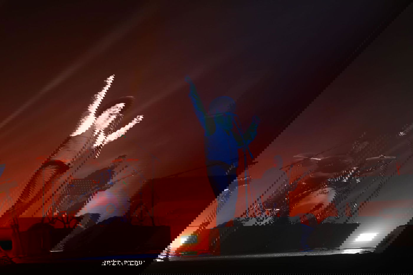 שולי רנד "עקר הרים" יחד עם בחורי הישיבה