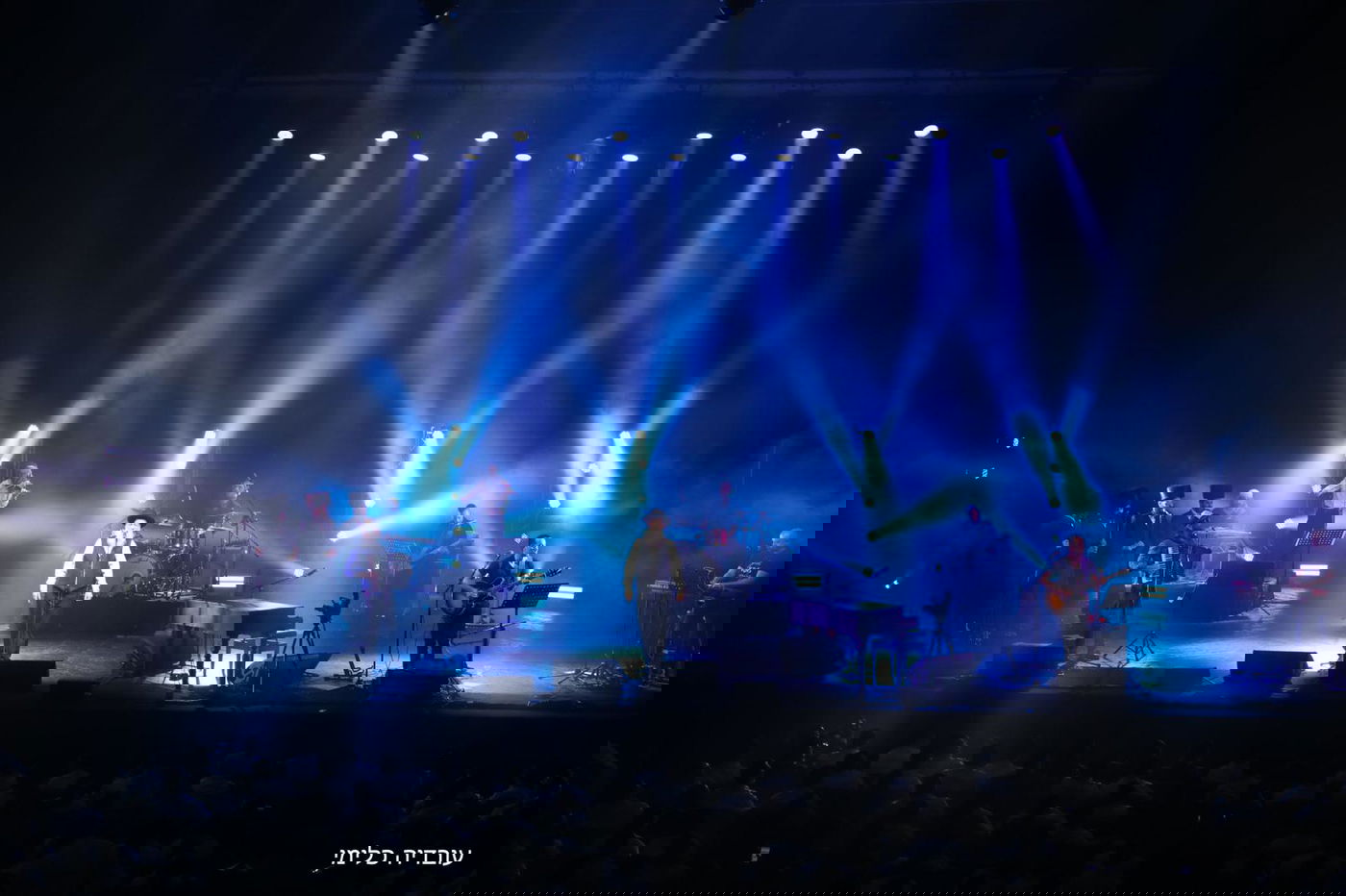 שולי רנד "עקר הרים" יחד עם בחורי הישיבה