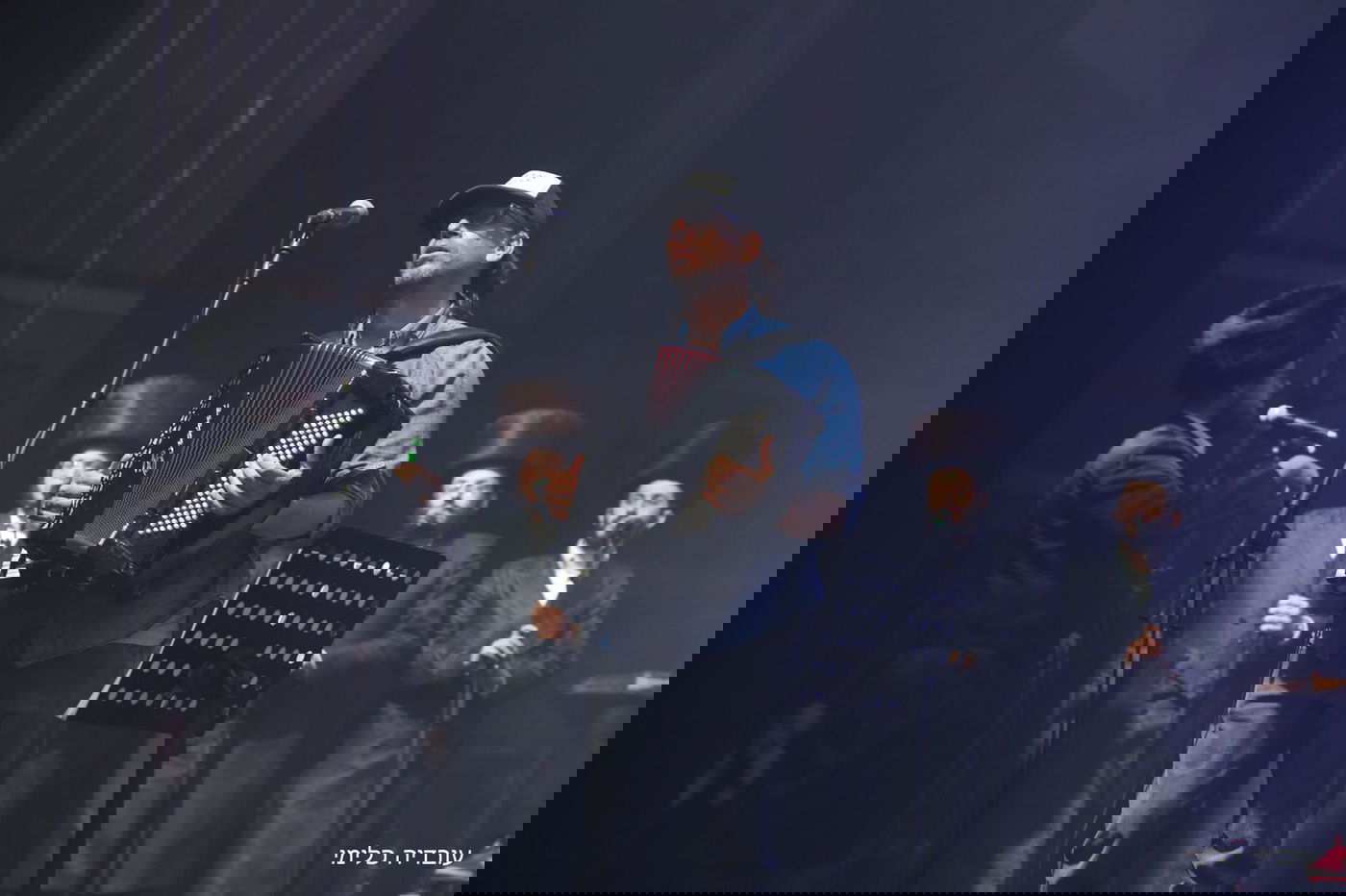 שולי רנד "עקר הרים" יחד עם בחורי הישיבה