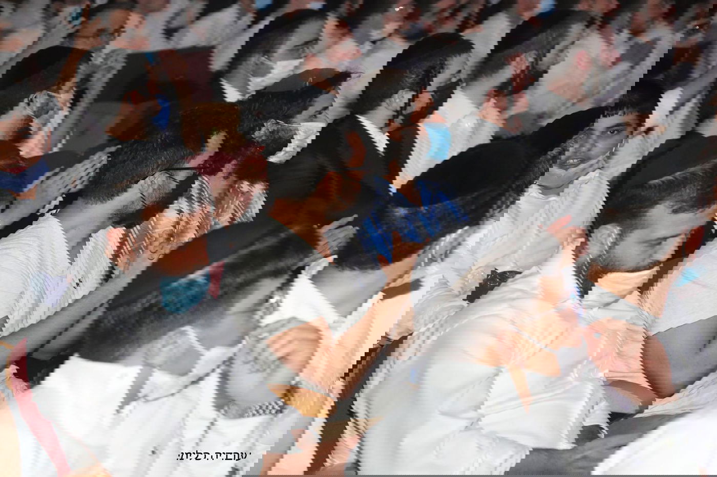 שולי רנד "עקר הרים" יחד עם בחורי הישיבה