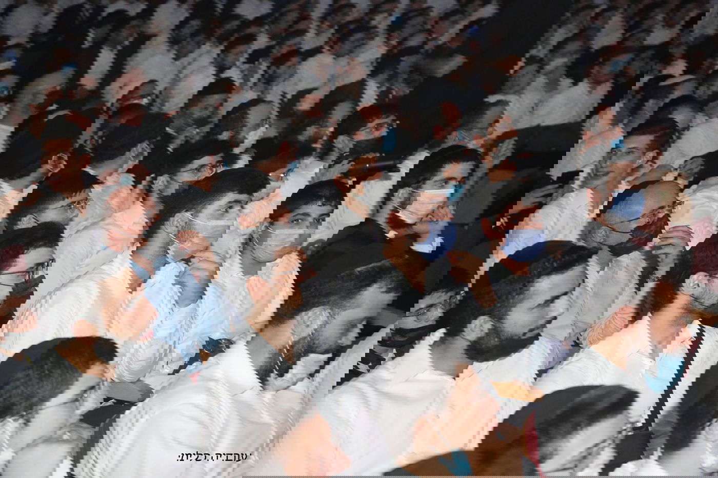 שולי רנד "עקר הרים" יחד עם בחורי הישיבה