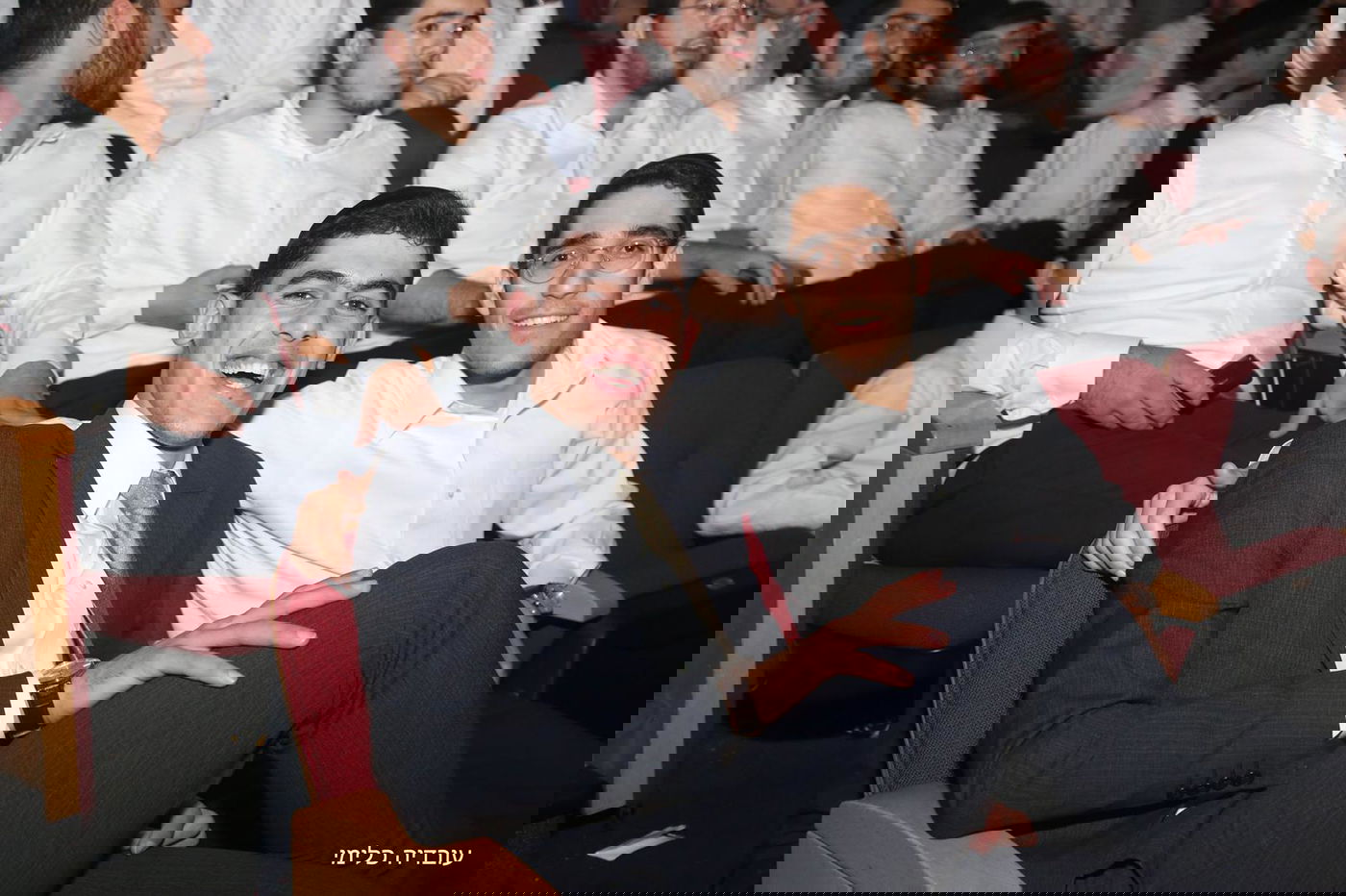 שולי רנד "עקר הרים" יחד עם בחורי הישיבה