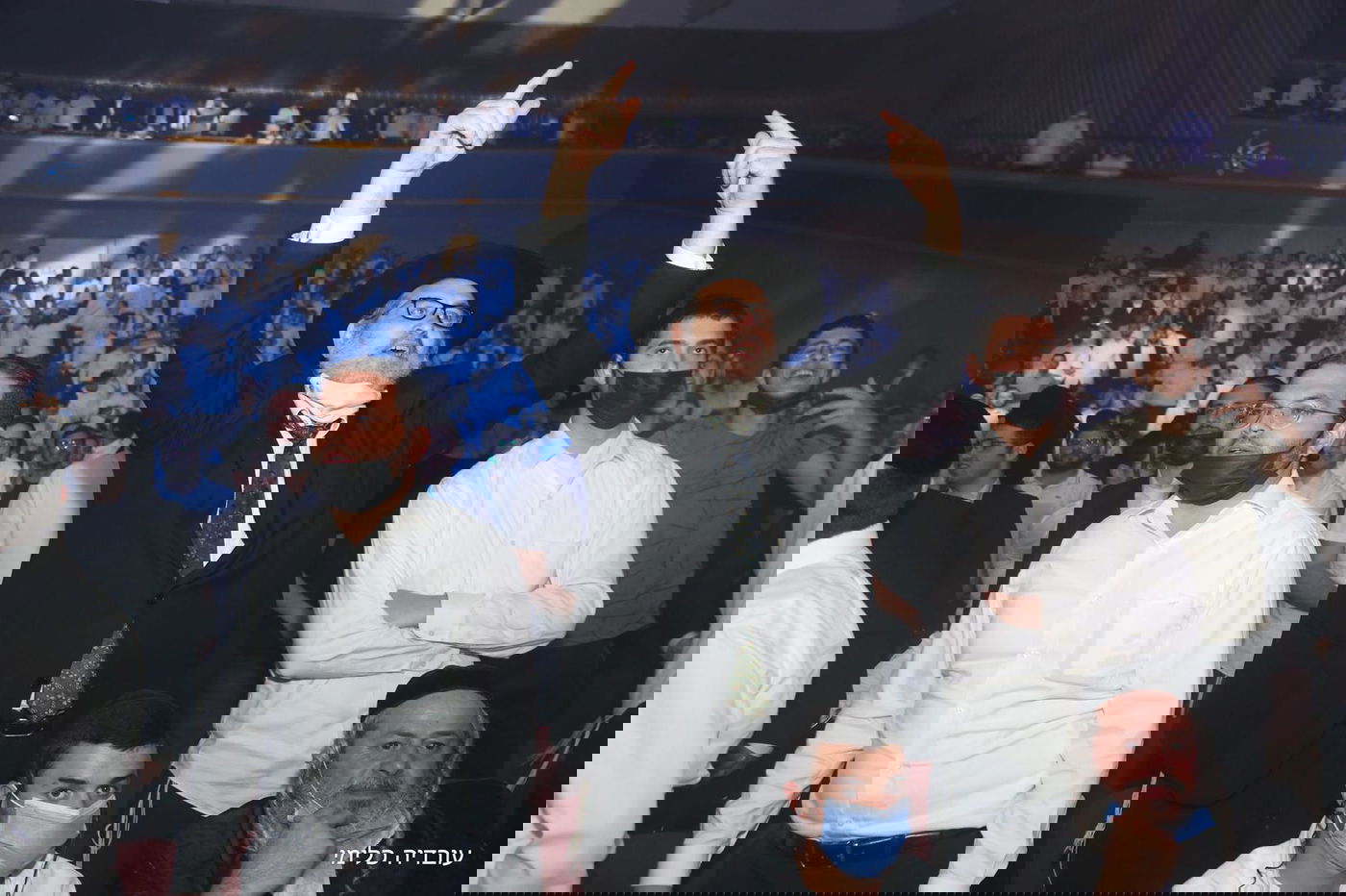 שולי רנד "עקר הרים" יחד עם בחורי הישיבה