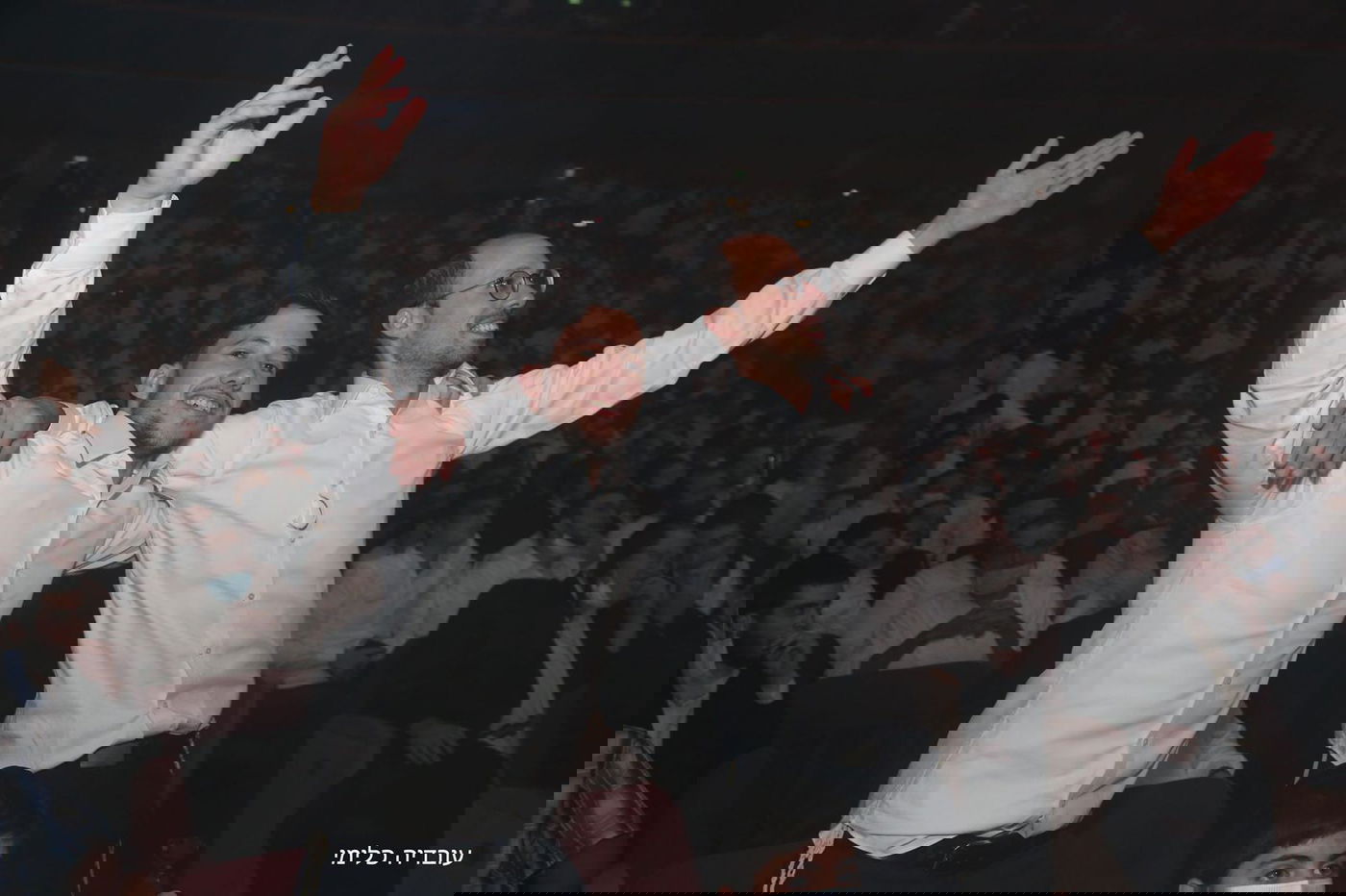 שולי רנד "עקר הרים" יחד עם בחורי הישיבה