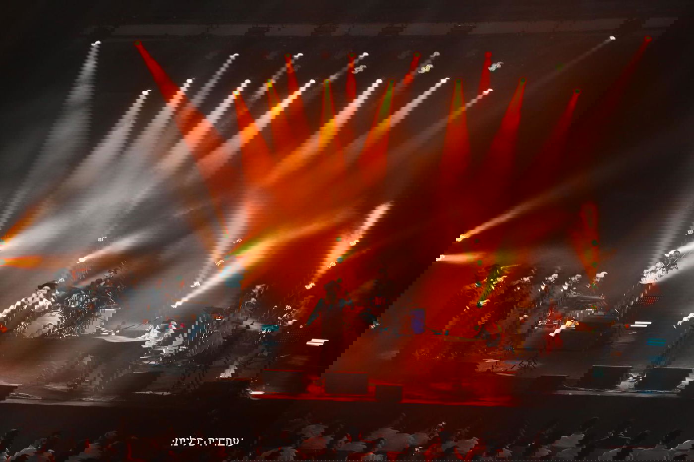 שולי רנד "עקר הרים" יחד עם בחורי הישיבה