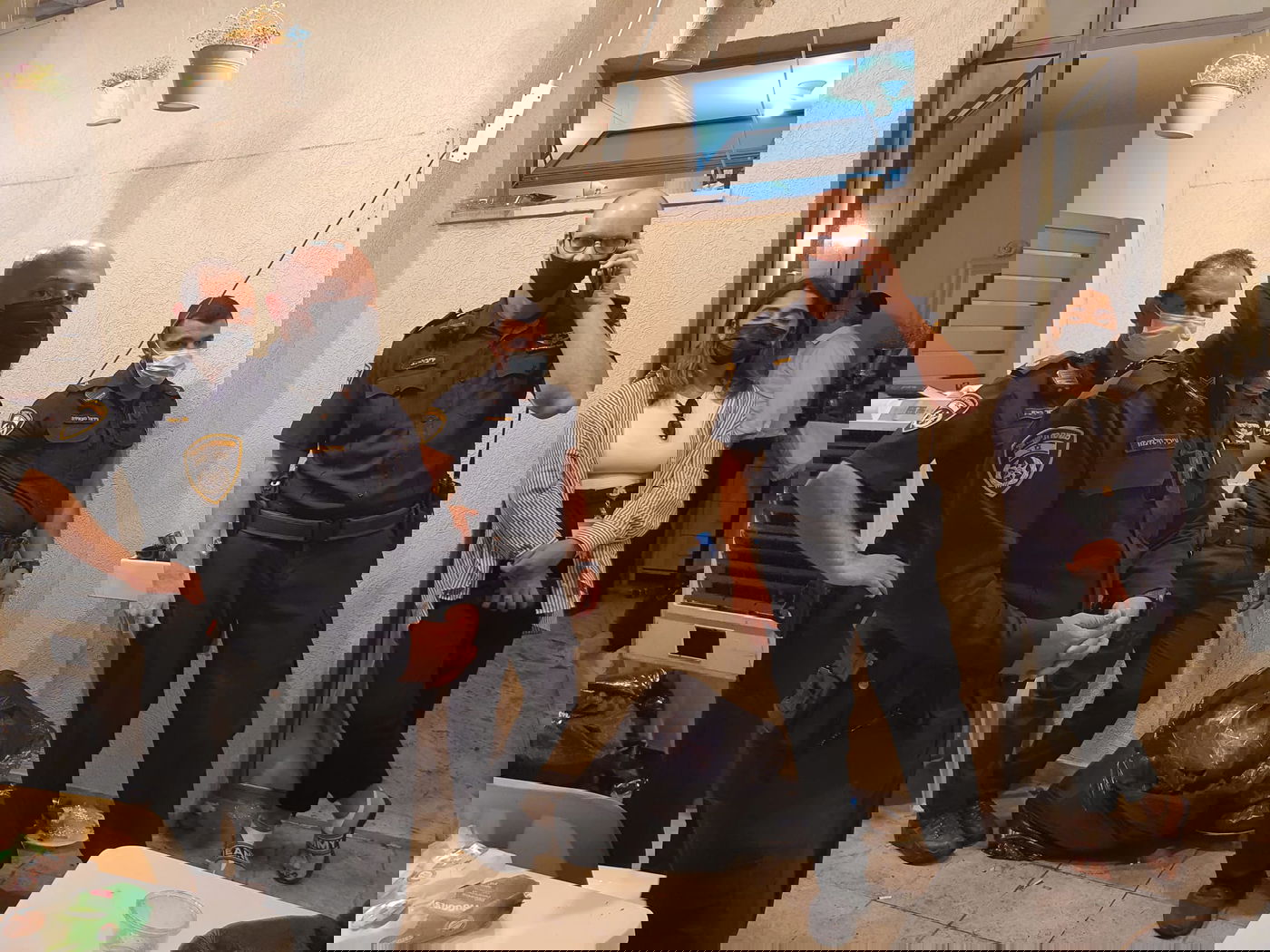 השוטרים פרצו לטיש של האדמו"ר ממז'יבוז'