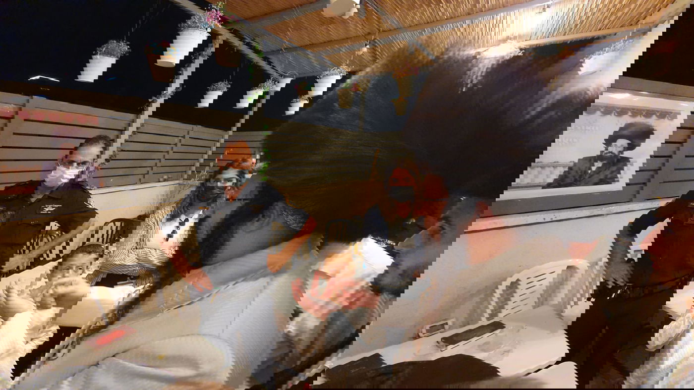 השוטרים פרצו לטיש של האדמו"ר ממז'יבוז'