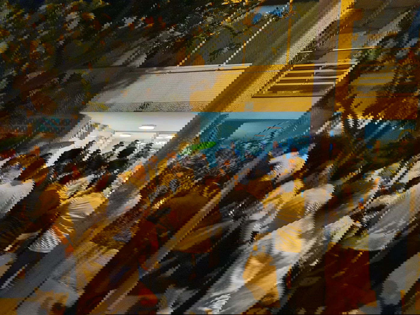 השוטרים פרצו לטיש של האדמו"ר ממז'יבוז'