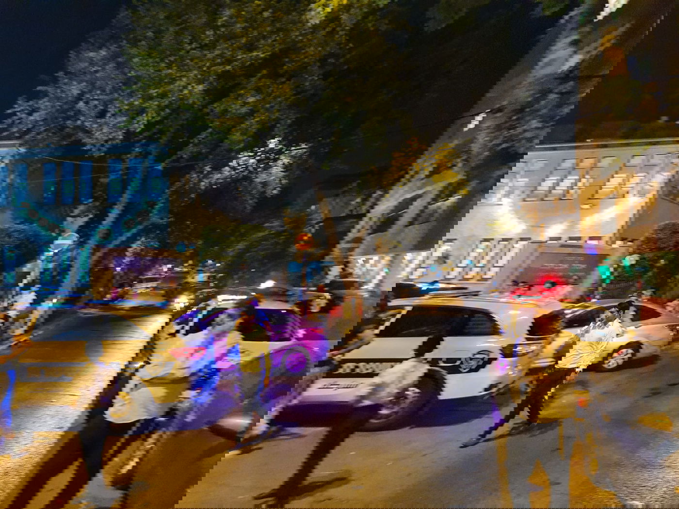 השוטרים פרצו לטיש של האדמו"ר ממז'יבוז'